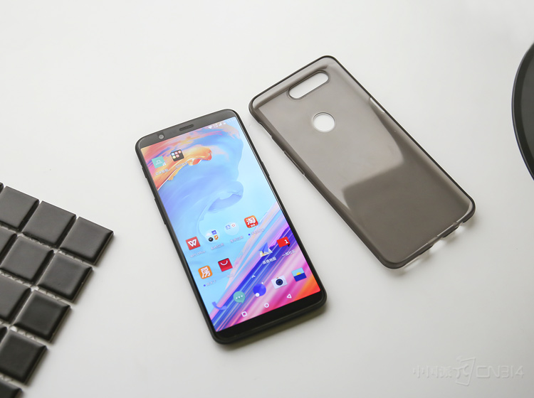 ��һ��5T����������Ȼ���Կ����Ǹ����м��ͷ�������һ�ӣ��·�һ���ഺ�ĺɶ���ɢ������������Χ�Ŀ������������������