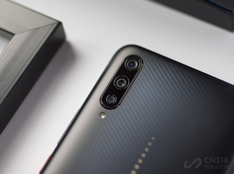 �����ϲ����˺���������ƣ��������Sony IMX363���������������ŷֱ���һ��120��ĳ���ǣ�һ��200���ͷ�������˳���ҹ�����������Super HDR���ܣ��ڹ��߻����Ƚϡ����ӡ��������Ҳ���бȽϺõı��֡�