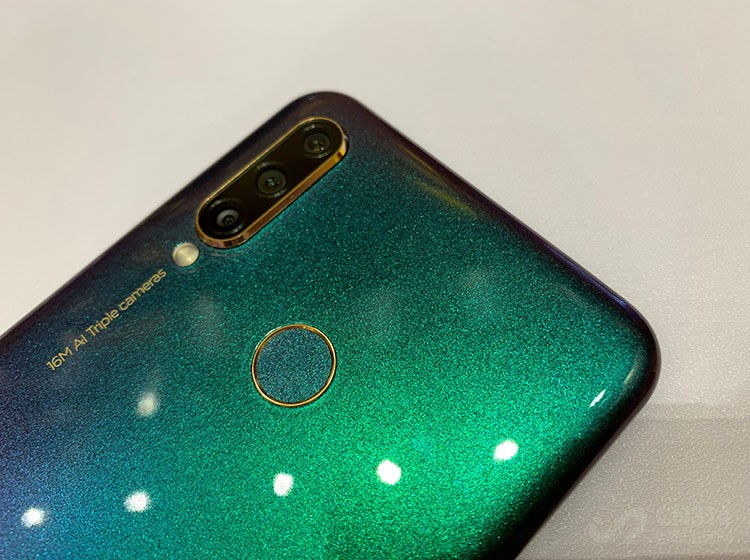 ����Z6�ഺ�����1600���������㾵ͷ+800�����س�����ͷ+500�����ؾ��ͷ��������ϣ���ʵ��2����ѧ�佹��8����ϱ佹���ṩAI��ⳬ���ʡ�AI�佹�����ʡ�AI���񳬻��ʵȶ������չ��ܡ�