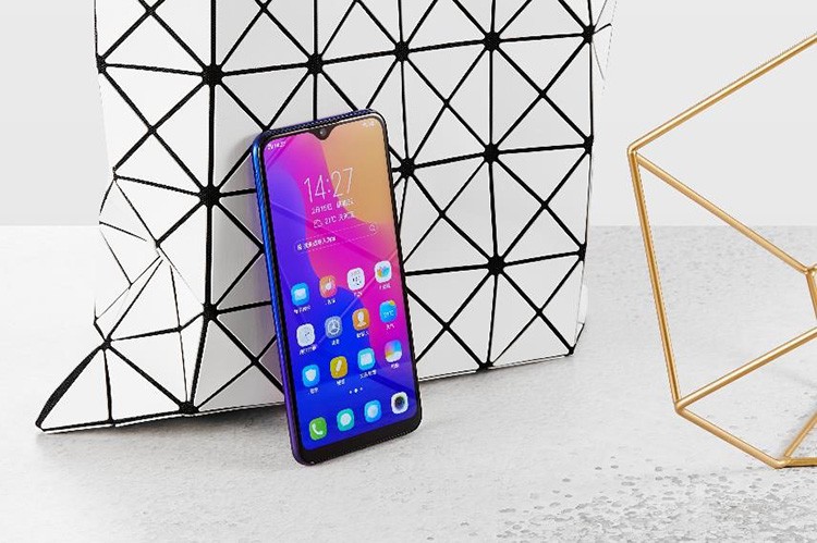 �������������Լ���׽�����ľ�ͷ�£�vivo U1������һ���ǻ۵�о����ͨ�����˺˸����ܴ��������64GB���ڴ棨����32GB�汾��ѡ��������U1ǿ����Ӳ�����ܡ�Ϊ�ˣ�vivo U1����vivo Dual-Turbo˫���ּ������棬��ͨ�ֻ�����Ϸ�����Ĺؼ���������ӿڣ�����Ч���ӳ�Ӳ�����ܡ�����ȫ����������Ϸħ���Լ��羺ģʽ2.0�����ѳ�ɫ�ĳ���ʽ��Ϸ���顣