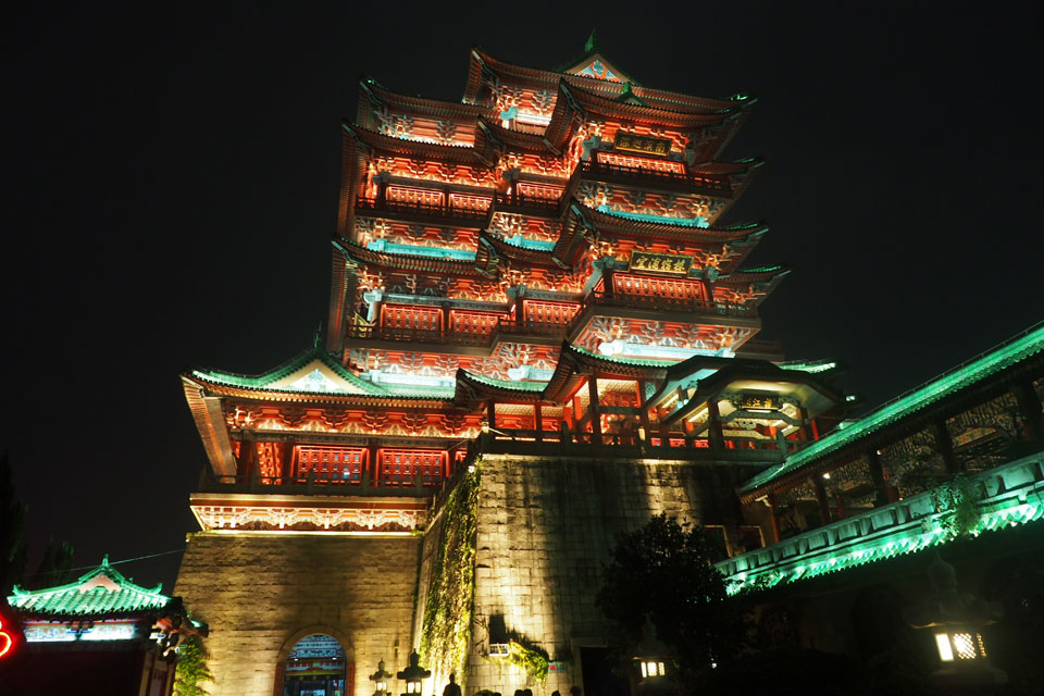 �����󣬽���������¥֮һ��λ�ڽ���ʡ�ϲ����������ؽ�·�ӽ�������ʼ�����Ƴ��������꣬����̫��������֮�ܡ�����ԪӤʼ���������������ʫ������ʫ�䡰��ϼ�������ɣ���ˮ������һɫ��������������