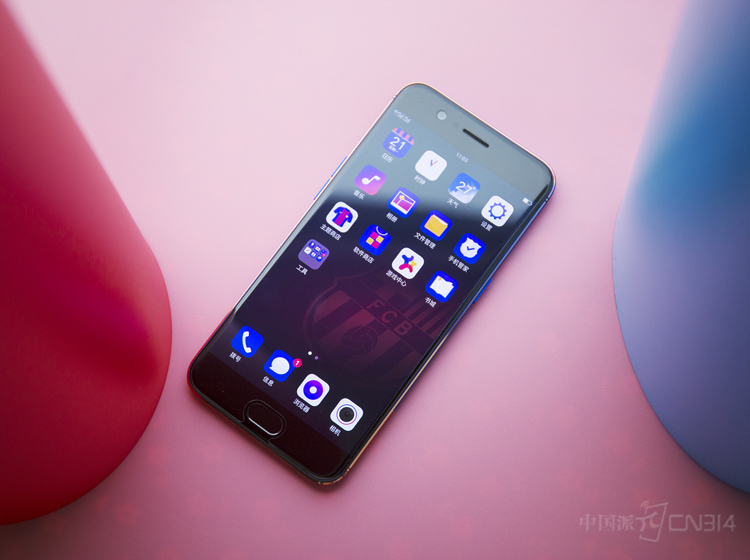 ��ȶ��Ƶ�����660�˺�Kryo 260�ܹ���14nm�Ƴ̴�����������4GB�ڴ���64GB�洢��ӵ��3000mAh�ĵ�أ�����֧��VOOC���似����