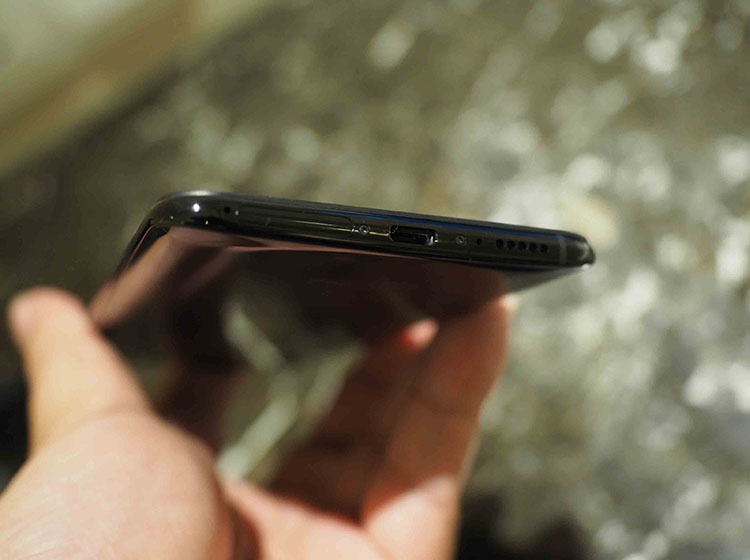 �ײ��������ҷֱ��ǿ��ۡ�USB�ӿڡ�����������ԱȽ��ܼ�����λ�����أ�������Ӿ����Ӱ�졣