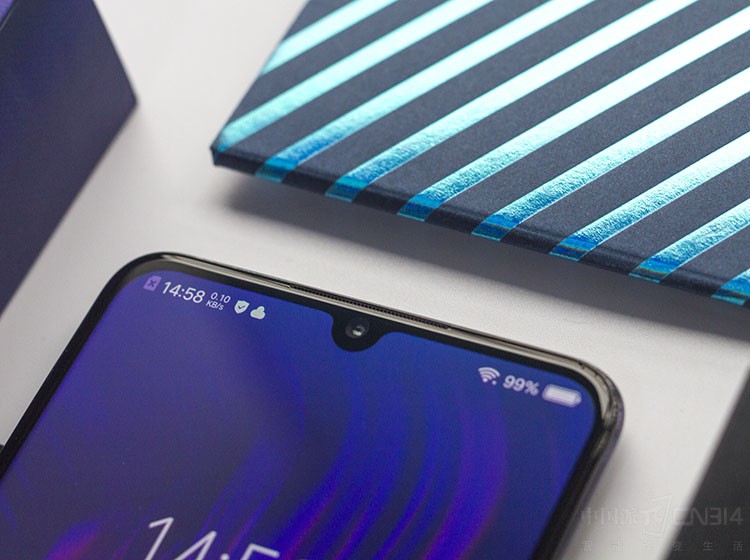 vivo X23��ǰ������ͷ����Ͳ�������߷������������Ӧ���ȼ����ڡ�ˮ�Ρ��Լ����ˮ�α�Ե������Ȼ��Բ��Ļ��߸���һ�����֮����