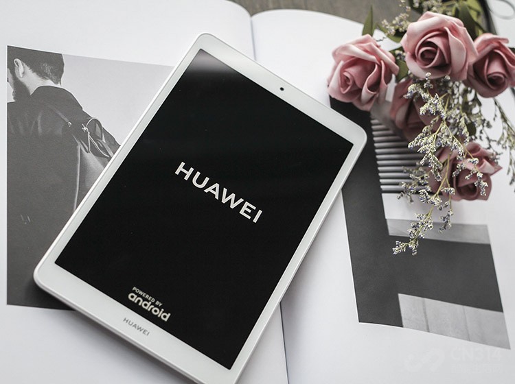 ��Ϊƽ��M5�ഺ�棨8Ӣ�磩������1200*1920�ֱ��ʵ�ips��Ļ����Ļ����Ϊ16��10�����Դ����ǳ���ɫ�Ŀ��ӽǶȺ����ȣ������л������⼼������ʹ��ʱ��ۿ����۾�Ҳ�����ɫ��ɬ����ʹ��