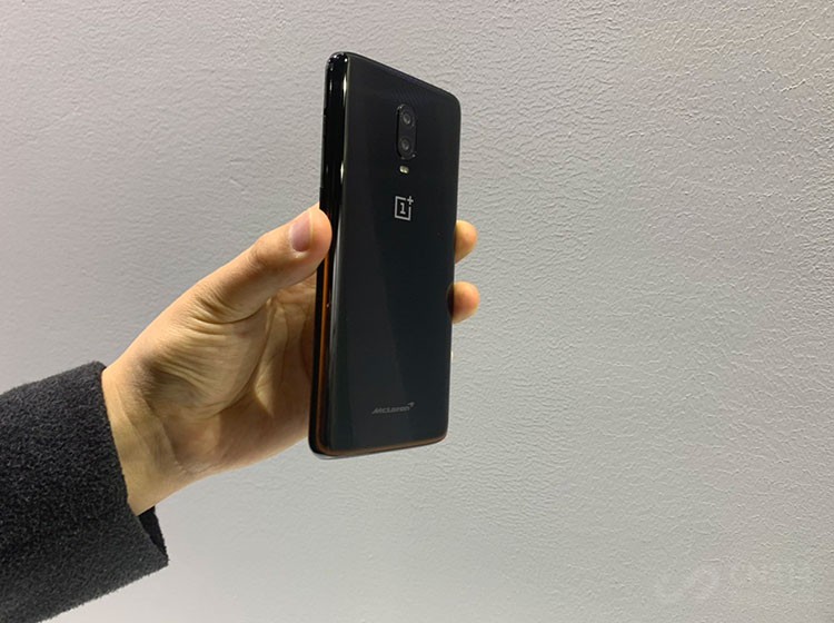 ��Ȼ�ˣ���Ȼ�ǳ�����긽�壬һ��6T�����װ�ĺ�ǲ���Ҳ���˱仯����ԭ���Ĳ������ʱ�����������ܳ��ϵ�ͬ��̼��ά���ʡ����⣬�ֻ��ĺ������һȦ��ɫ��ɫ�ʣ����������ܳ�һ�¡�