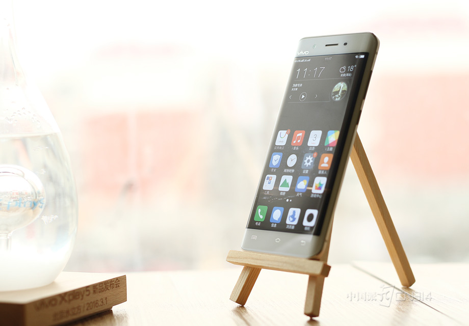 ��۷��棬vivo Xplay5�������ǰ��Xplay3S���Žϴ�ı仯������������Ļ���棬Ҳ�ɴ�ǰ��6Ӣ����С��5.43Ӣ�磬���һ�������˫������