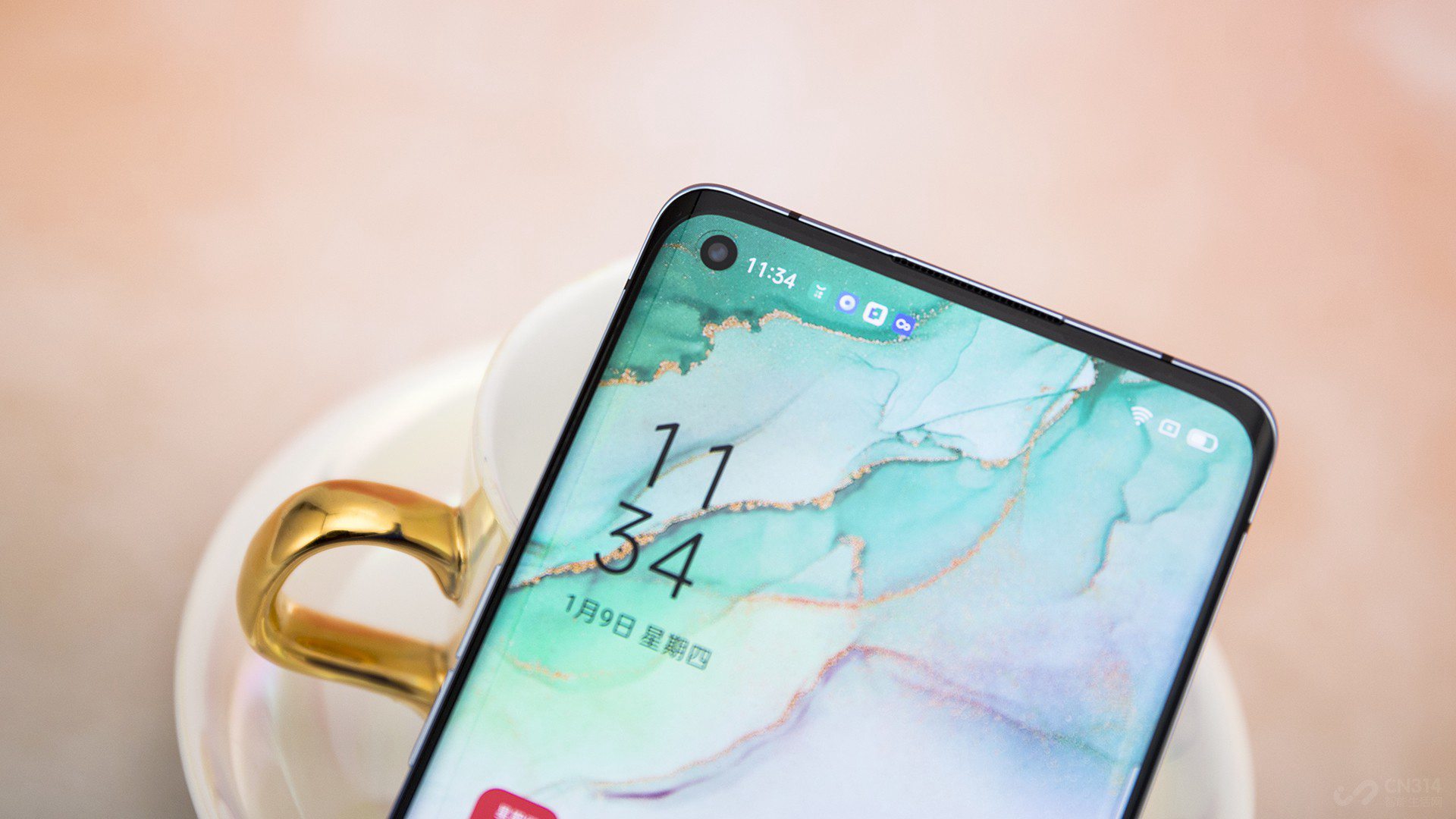 �ڿ�������������ֻ��ϵĳ�����ƣ���OPPO Reno3 Pro�򱣳��˽�С�Ŀ׾����ٷ�������ʾ����3.92mm��������Ļ����һ���ŵ����ڲ�����90Hz�ĸ�ˢ���ʣ��������ճ�ʹ�û�����Ϸ���������и������Ļ������顣