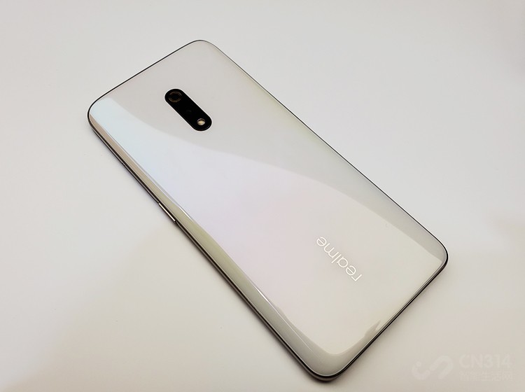 �����������realme X�����˾��������������ƣ���������İ�ɫ�汾�ʸ��൱�������������еĸо��ǳ�ϸ�壬��Ȼ��6.53Ӣ��Ĵ���Ļ���������뾫�ܵ���Ļ������������ߣ������ճֵĸо�Ҳ�ܰ���