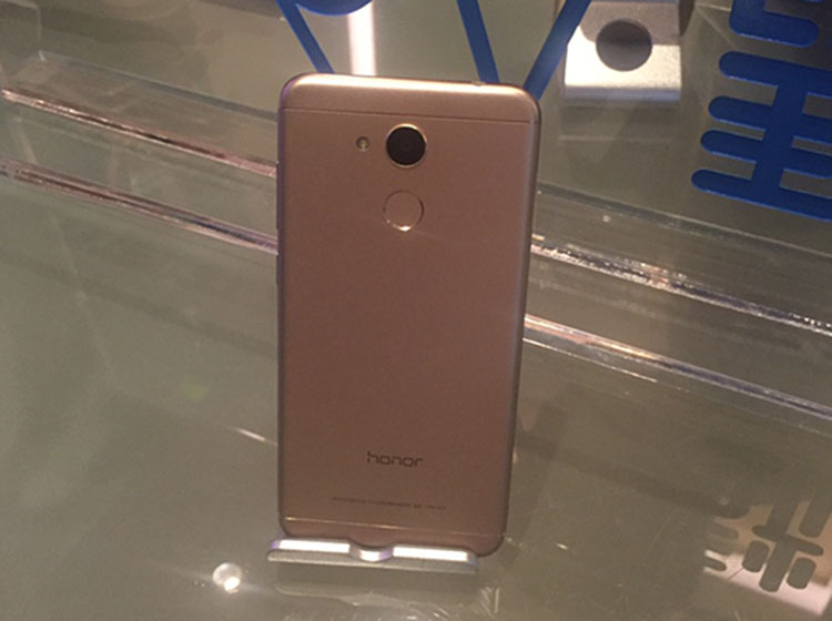 ��ҫV9 play�Ľ�������������ҵ�紴�¹��գ��߸���ͳһ�廯��ƣ����ӷ��ϳ������ƣ�ͬһ����ɫ�£�������ɰ�缡������׺��ʸУ�Ӫ�����ҫV9 play��Լ����Ȼ�����Ի�����Ϣ��ϸ����ʸС�