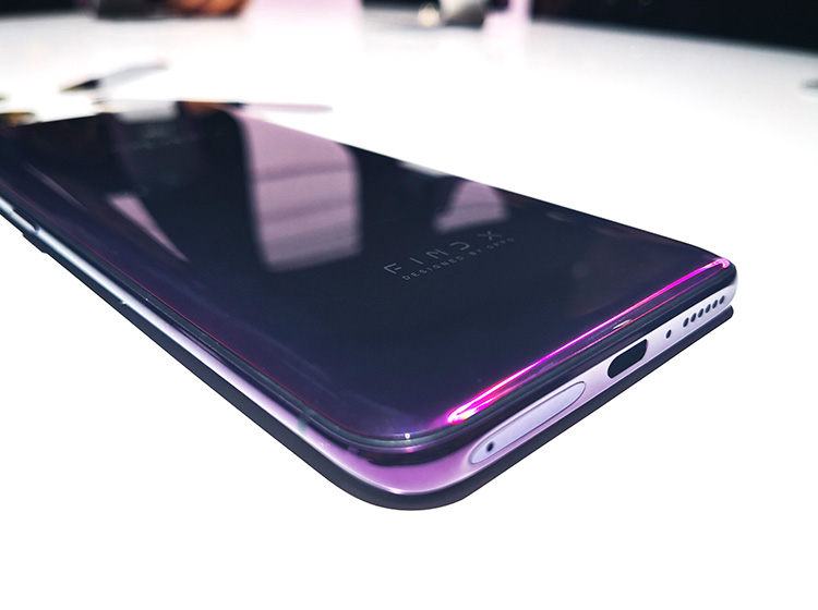 ������������ƣ�Find X�ı���ʮ�ָɾ�������ָ�Ʋ۵�ͻأ�С����ʲ��ö��ص�3D���������ʹ��գ������Ӱ��ת���ܿ��ڲ�ͬ������չʾ��ͬ��ɫ�ʱ仯��