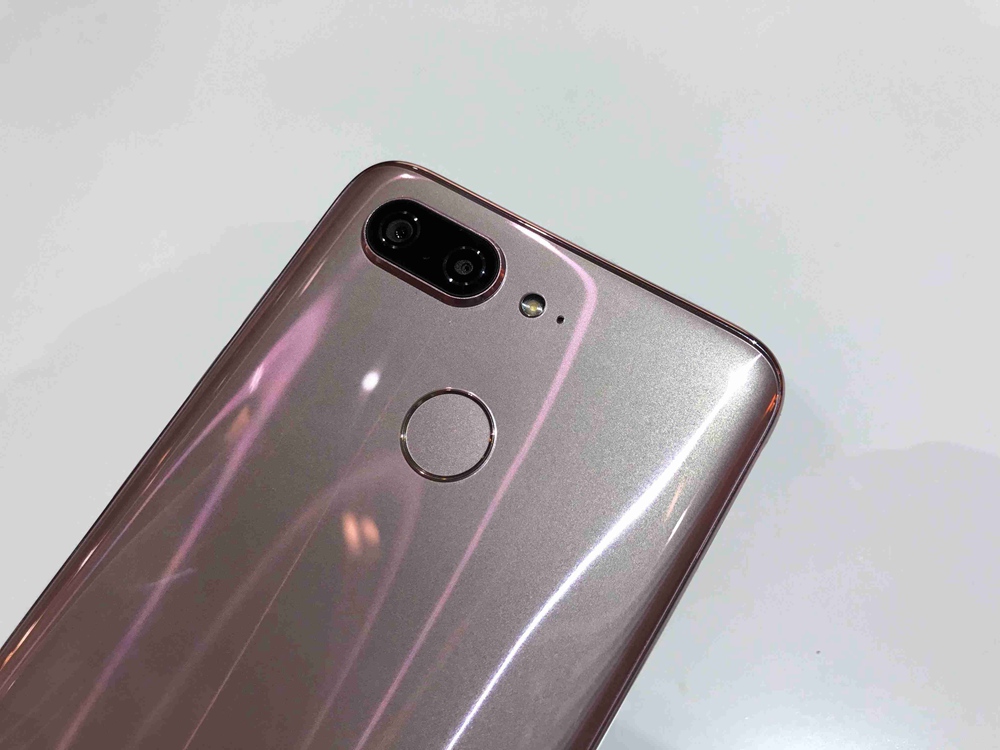 ����S11ǰ��16MP+8MP����˫�㣬���ô�����16MP+5MP����˫�㡣֧��Ӳ����ʵʱ�黯����������4.0�������������ĺ�3D���յȼ�����