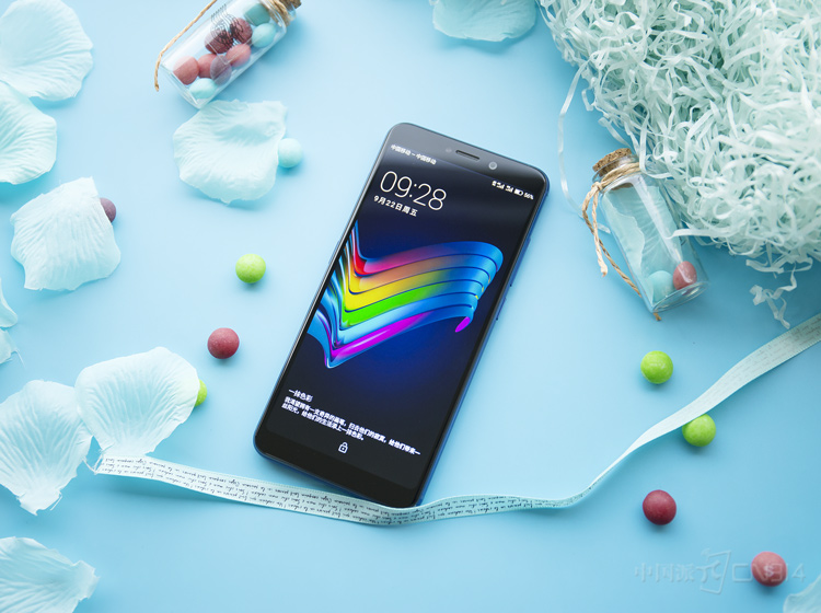 �����������������SOAP R11ʮ�ּ�࣬��խ�߿�ļӳ��£�����5.7Ӣ��18:9ȫ��������չ��Ļ�ߴ磬��ռ�ȸߴ�83%�����������ĸ���ռ�ȣ��û������ǿ���Ӱ��������Ϸ��������󻯵�Ϊ����չ����ȫ�����Ӿ��������Ļ����������¶������Ӿ��йٵĳ���ʽ���顣