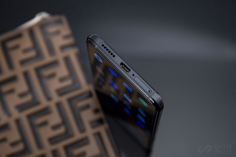 �ײ��Ĳ��������������ӣ�ͨ����˷硢��������USB Type-C�ӿڡ�SIM����ۡ�