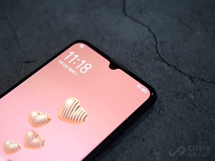 ���������һ��6.38Ӣ�������AMOLED��ʾ�����ǽ���Ƚ����е�ˮ����ơ�����Ļ�ı�Եλ����һ���ƹ�ɫ��ġ����ߡ�����Ӧ����Ϊ�˱�֤��Ļ��ʹ�ù����е��ȶ�����ɿ��Զ���������ƣ�����Ļ���п�֮���γ���һ���ġ����ɴ�������������һ���������С�