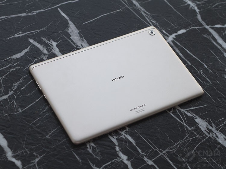 11��6�գ���Ϊ���人�о����ٰ��ˡ��������������Ρ���ƷƷ���ᡣ�ڱ���Ʒ�����ϣ���Ϊ�����˶���Ʒ�����о�����Ϊƽ�����M5�ഺ�档