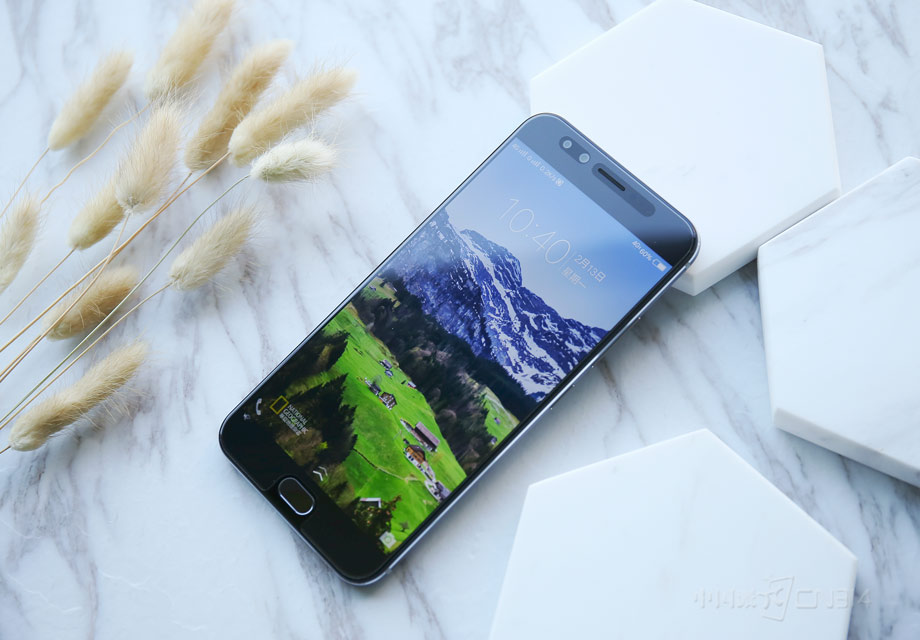 vivo X9Plus���ú�ɫ��ǰ��壬����ĺ�ɫ�Ե�ʮ�����䣻���濪�׺����ܺõ��ں���һ��һ��зǳ��á�