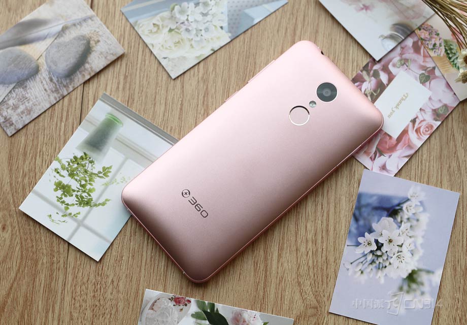 �����ɫ���360�ֻ�f4��ͬ��Ϊ���ϲ��ʣ����������Ϳ�㣬�������Ȳ����֣��ֲ��ֲڡ�����һ���������ƵĻ��ȣ������а���ͷ·�����ŮƱ����һ�㡭����