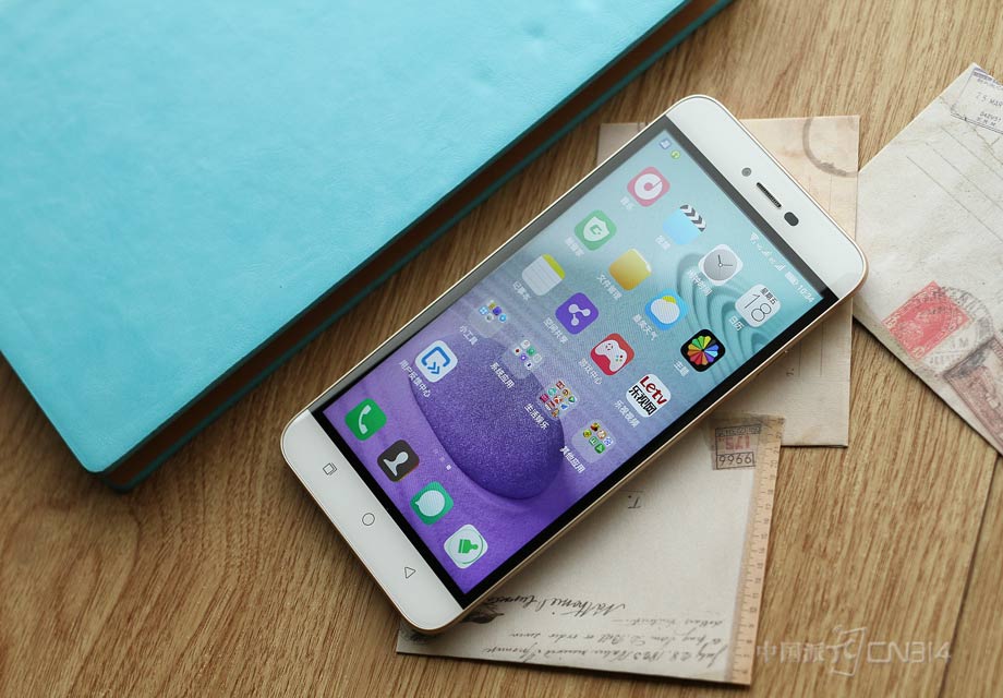 ��һ�����Pro2���������һ��5.5Ӣ�������ʾ��������2.5D���沣�����ָ���ʵ������ͬʱ�ں���״̬�£������һ���Ӿ��ϡ��ޱ߿򡱵����С�