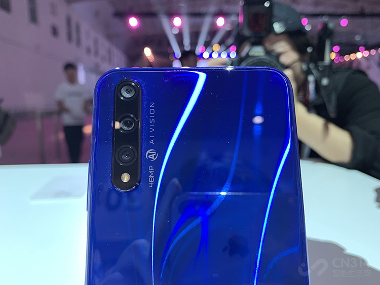 ����4800�򳬹��AI���㣺��4800���徵ͷ+800�򳬹�Ǿ�ͷ+200��΢�ྵͷ��϶��ɣ�֧����Ƶ���ա�EIS�ǻ۷�������Ƶ��ǵ��¹��ܡ�