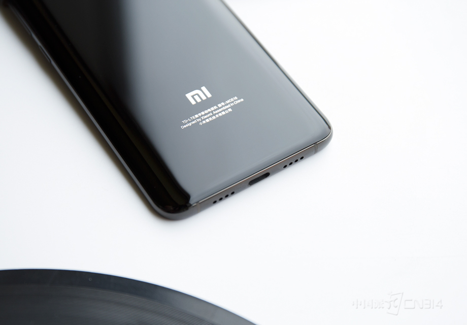 ���⣬С��6����һ��ı�����ȡ���� 3.5mm ��Ƶ�ڣ�����Type-C�ӿڣ�ֻ������ǲ�����һ�߳��һ���ö����������ˡ�