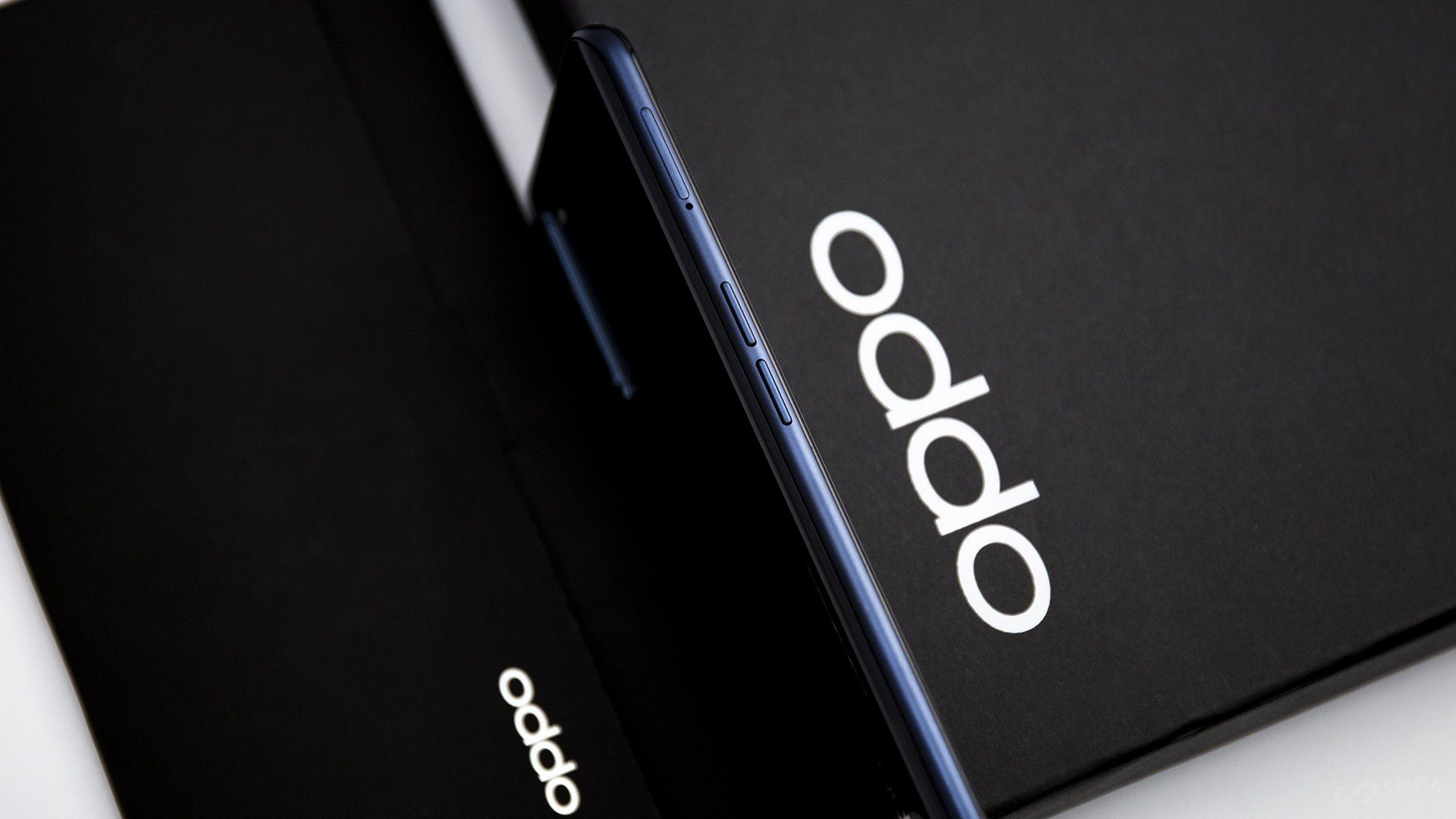 Reno3��������Ƚ��� 7.96mm������Ϊ181g����Ȼ��Reno3 Pro�Ա�������࣬�������������е�����Ʒ�� 5G �ֻ���Ҫ�ᱡ��