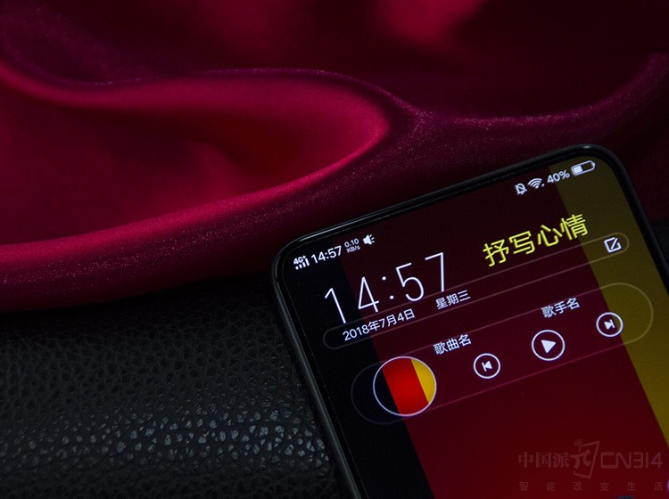 ����ʽ��ƽ�ǰ������ͷ��������Ļ֮�⣬����ʽ������ʹ���������⴫��������Ӱ����Ļ�۸У�NEX�����ֺڿƼ��ù����콢���»��ʮ��ľ�������