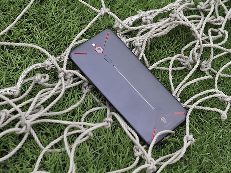 ����������Ȼ��1680��ɫ��LED�ƴ�����������ͨ���ƴ��༭�������ò�ͬ��ɫ����ͬ��������ͬ����Ч���ĵ�Ч���ں�ҹ�о���ͬ������һ���Ųʶ�Ŀ��