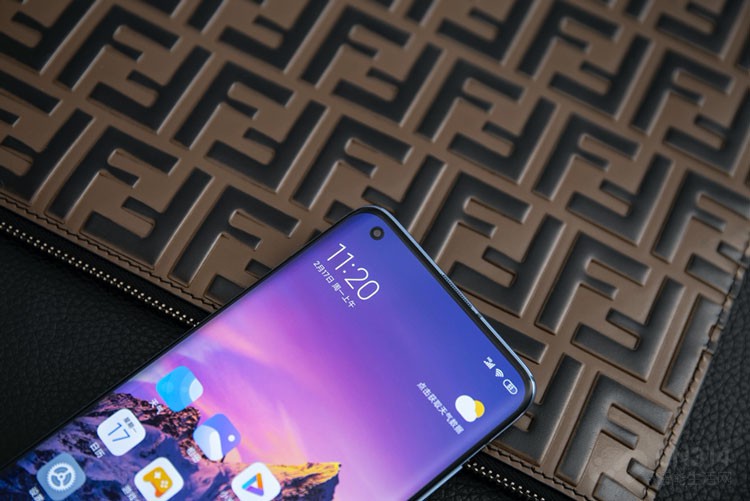 ����콢��֧����Ļָ��ʶ�𣬲���Ϊ�˻�ø��ѵ�����Ч����С��10 Proѡ���˳������¹�ѧָ��ģ�顣��ģ�鱻�����ڵ������Ļ�м䣬����һ����������Ļ���������Եø������ɡ���ݡ�