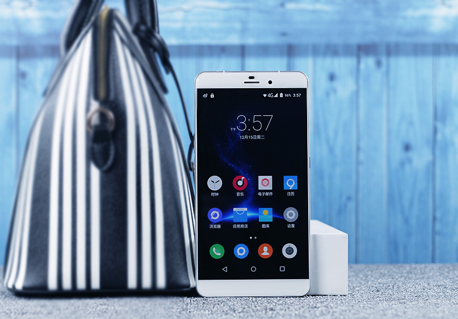 ��ħMOS1 Max��������һ��6.44Ӣ���С����Ļ����2.5D�������ǣ��ֱ���Ϊ1080p������Ұ��������ʾЧ������ϸ�塣