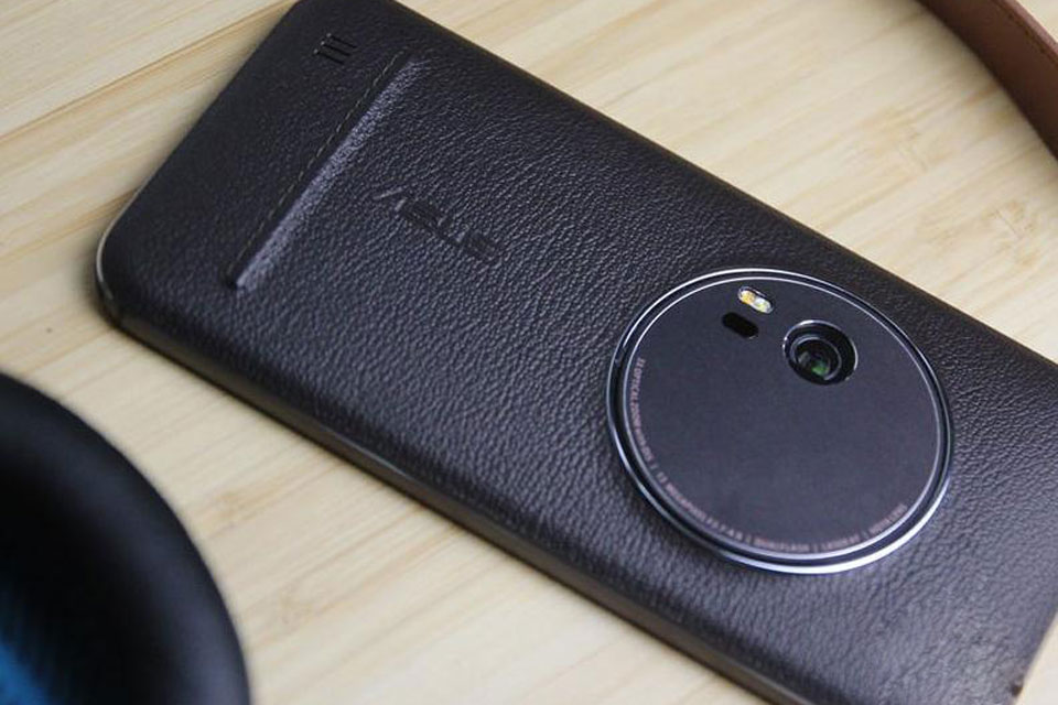 ��˶Zenfone Zoom����İ����¾�ͷ�����������㣬�������λ��ǹ��ܶ��ǳ�������������