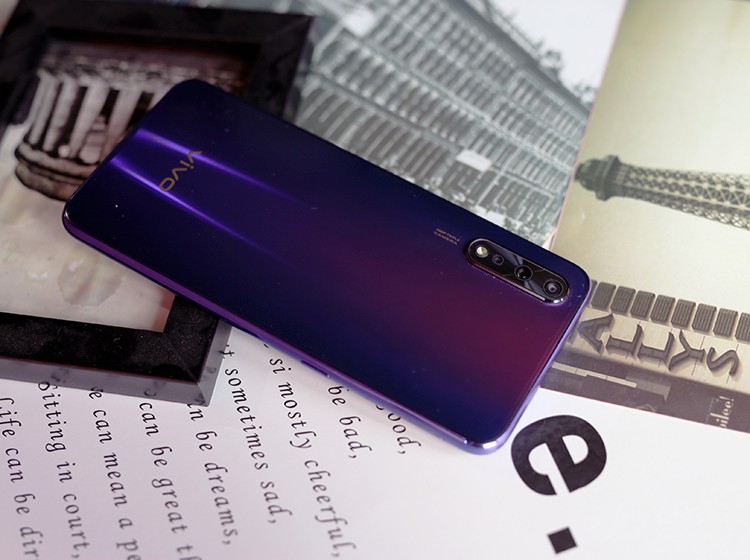 vivo Z5�ǳ��ټ������ж˻���ʹ�ù�Ӱ������ƣ������õ����Ǽ���þ��棬�����ϵ�ɫ���ڲ�ͬ�Ƕ��»��в�ͬ����������ɫ���֣��Ƕȵõ������ῴ������ȫ�������ɫ��