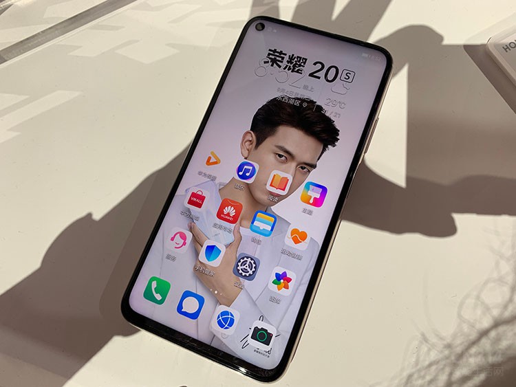 ��ҫ20s����һ��6.26Ӣ�������������Ͻ���һö3200������ǰ������ͷ����Ļ֧��100%DCI-P3ɫ�򲢻�õ¹�����TUV������֤��