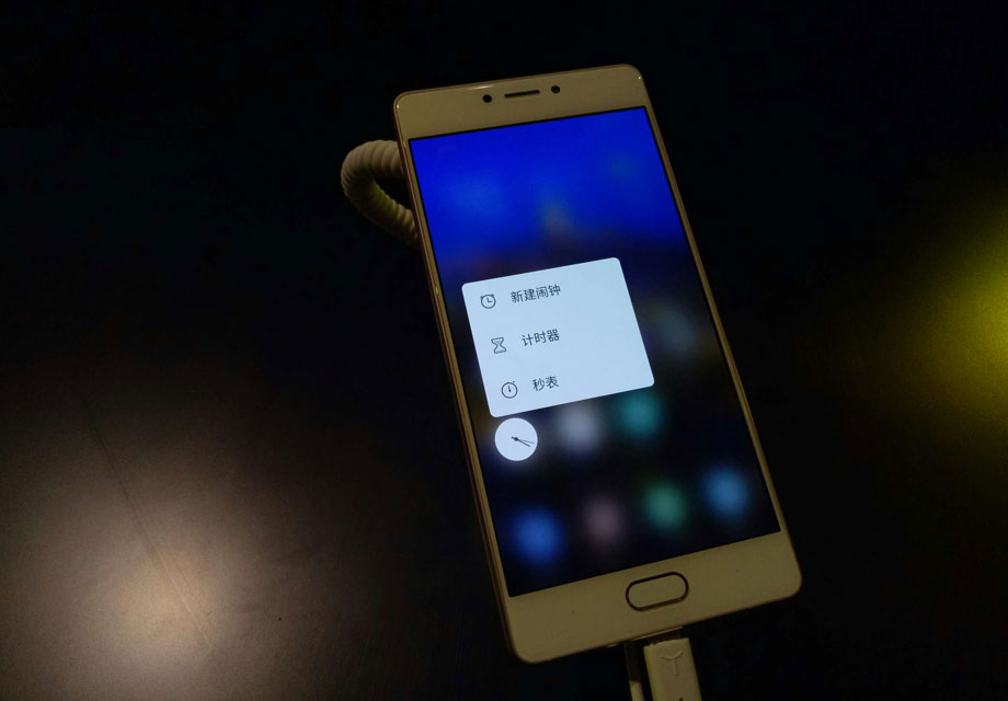 ֵ��һ����ǣ��仹������ĿǰAndroid��Ӫ�к�����3D Touch���ܣ����ݰ�ѹ���ȷ�Ϊ�ᰴ���ذ������㼶���ᰴ����ʵ�ֿ��Ԥ�������Ҫ���������ֻ���ذ����ܴ򿪡�