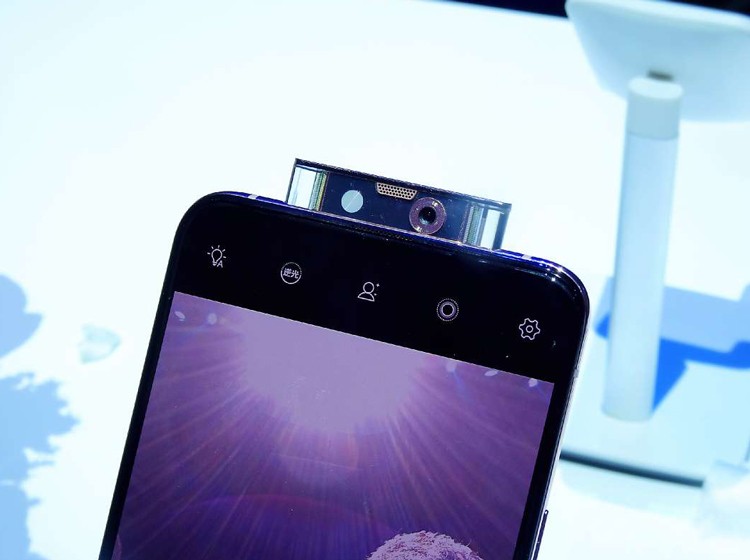 ���������ص����һ��X27�����ա�X27������͸����Ч����ʽ����ͷ�������ٶȿ���0.68s����������ڲ�������������LED�ƣ���ͨ��������ʾ6��ɫ�ʡ�