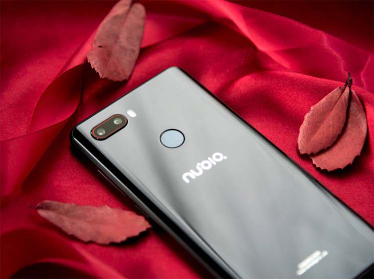 ����˫����ͷ������Ƴ�ˮƽ���У���ɫ�ĶƱ��þ�ͷģ�����������У�ʵ��ʵ��2400������������ͷ��f/1.7�Ĵ��Ȧ���ֻ�����ı��ָ��ӳ��ʡ�