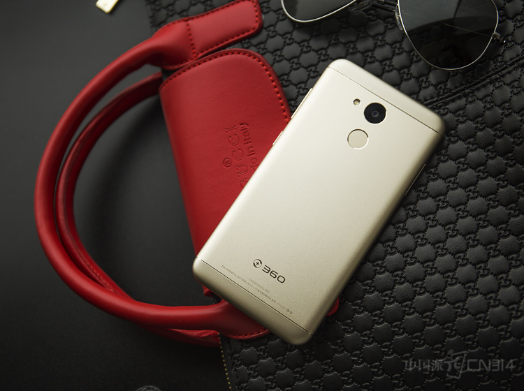 �����������������������360�ֻ��ļ���ʽ��ƣ������Ƚ�Բ���������е��ʸзǳ���������6ϵ���Ͻ���ʻ��������Ըߡ�����ʴ��ǿ�����㳤ʱ��ʹ��Ҳ������ֵ��ᡢ����������