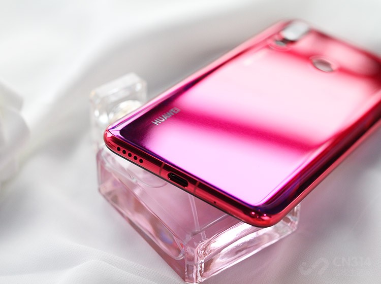 �����ײ��Ŀ��׷ֱ�����������Type-C�ӿ��Լ���˷磻������3.5mm�����ӿڣ�����⴫�����Լ�������˷硣��Խ��Խ����ֻ�ȡ����3.5mm�Ķ����ӿ�ʱ����Ϊnova 4���ǵ��˶�λ��Ⱥ�ĸ߷����󣬱����˽ӿ��������ܹ����������øеġ�