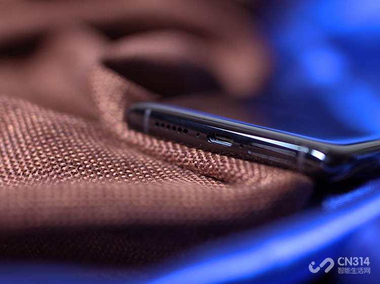 �����ײ����ݽӿ�ΪUSB Tybe-C��������һ��4500mAh�ĵ�أ�֧��44W��䣬����50����ӾͿ��Խ������ӿյ�״̬������