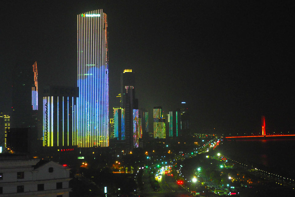 ��ivvi�����ˣ��������ð���ͨ���硱����11��19�������ϲ��ӽ�һ������8���296������ͬʱ����������������һ���ر�ĵƹ���΢��Ӱ