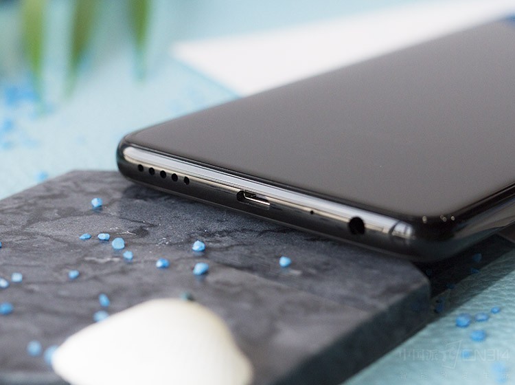 ����ֻ���������1������MIC���ײ�Ϊ3.5mm�����ס�MicroUSB���������ף�������������ֱ�Ϊ3ѡ2��SIM���У��Լ���Դ����������