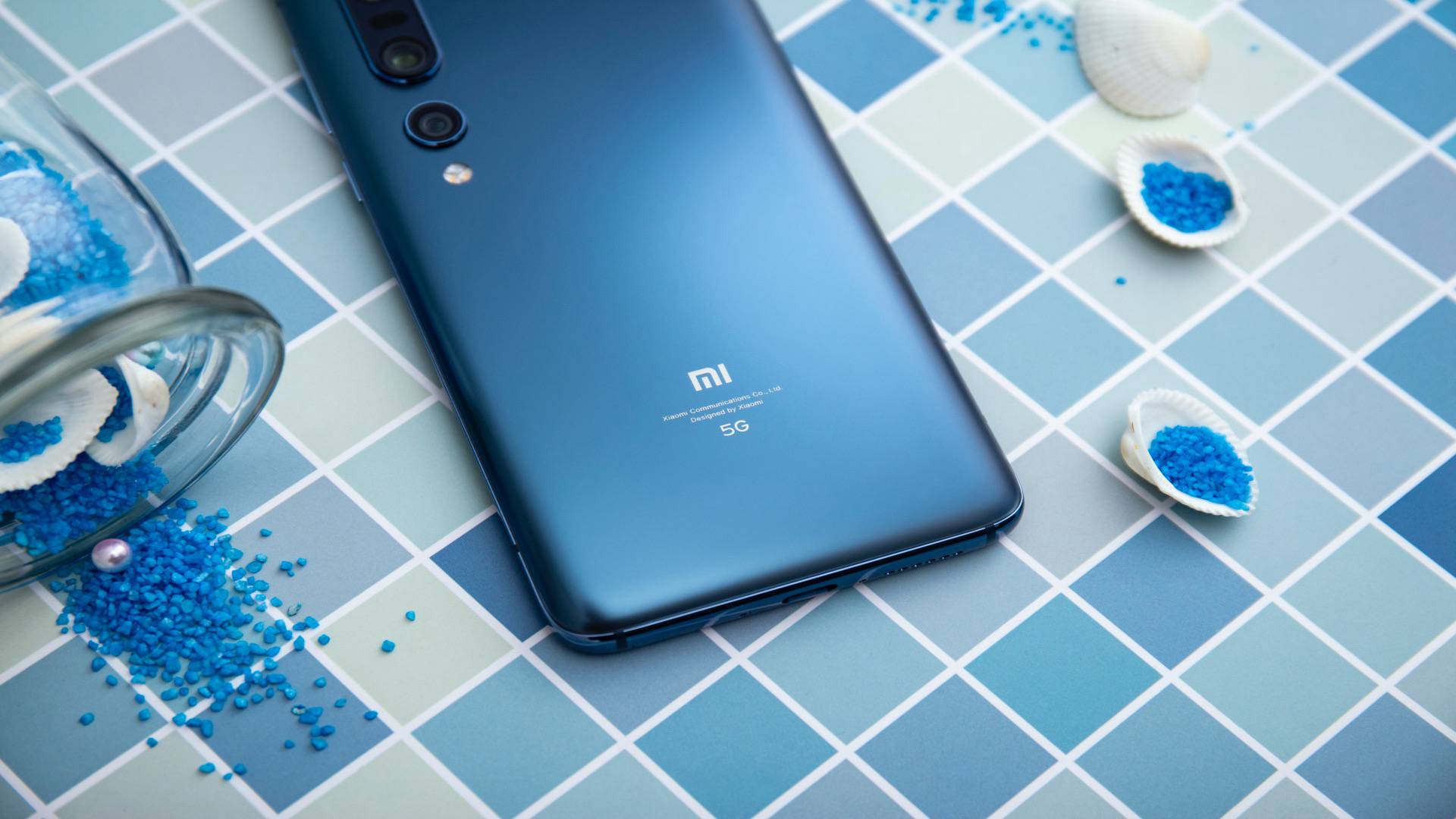 С��10 Pro�ı����ײ���������ӡ��С�׵�Ʒ��Logo�Լ�һ��5G�ı�ʶ�������������ڼ�Լ�磬û�й��ڷ�����������ɫ�ʣ�����ȥ�Ƚϼ�����������һ����ˬ�ĸо���