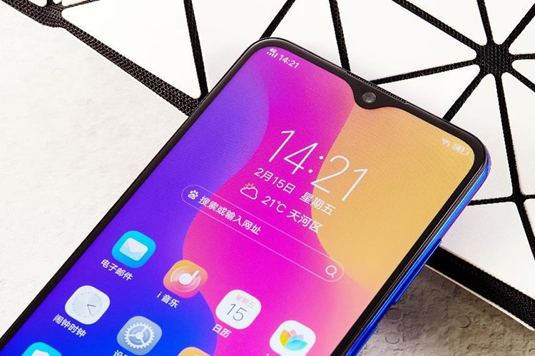 vivo U1�������6.2Ӣ���鶯ˮ����������������缴�������ˮ�飬Ϊ������Ļ�������鶯֮�����������խ�߿�U1��ռ�ȸߴ�88.6%���ۿ���Ƶ����Ϸ����ʱ��ӵ�г�ɫ���Ӿ�����С�Ϊ���չ˴�����һ�ĵ�󻧣�vivo U1����4030mAh�����أ�������ʡ�缼��һ�����ǿ��������������