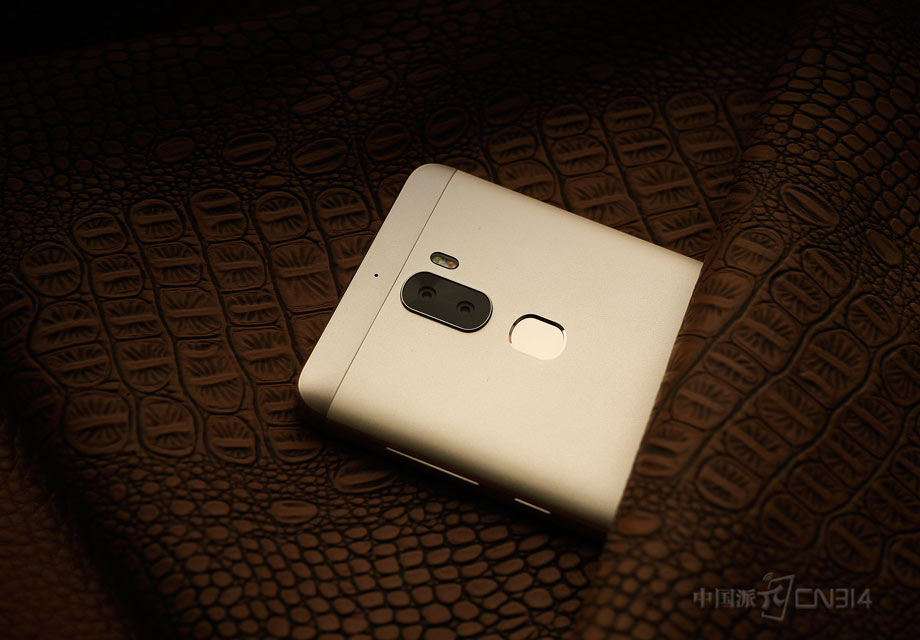 ���Ž�cool1 dual��̬�ֻ�ʹ���˺���˫1300�������ͷ����Ȧ�ﵽ��F2.0��˫6P��Ƭ�������5P��Ƭ���ֻ����Ÿ��õ�͸���ԡ�����������ͷ��ר�������ۼƳ�����700����µ�ʹ���˲�ɫ��ͷ+�ڰ׾�ͷ�����շ�ʽ�������㷨���档