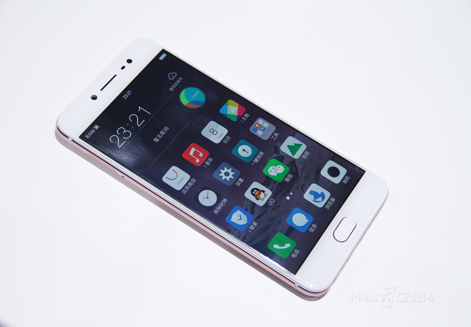 vivo Xϵ���ֻ�һֱ�������¡����á�ʱ�еĸо�����ô�����ȴ�X7��ʼ����խ�߿�����Ϊ����ɫ���٣�����ζ���ֻ�����ռ���и������ƣ���ֱ�۵ĸ��ܾ�����ͬ��Ļ�ߴ����ճָи��ѡ�