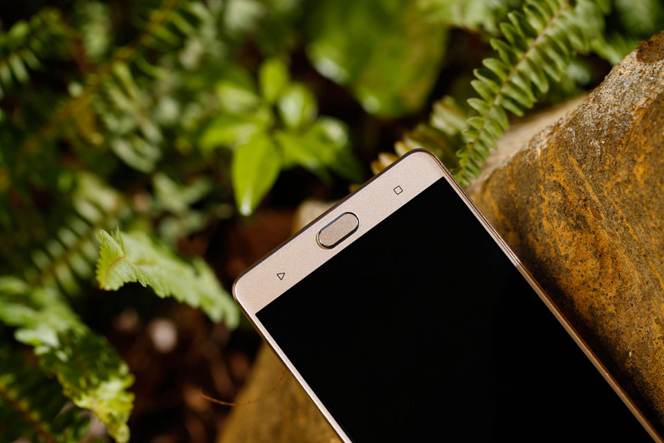 ����M5 Plus�������ɫ�Ե÷ǳ��ߴ��ϣ�ǰ��Home�������ⰴ������ϣ����������������Ǽ��ӸУ�