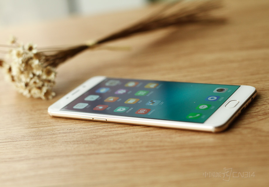 ��Ϊ�˷���խ�߿���ڵ������������⣬OPPO����U�͹��罺���� ��