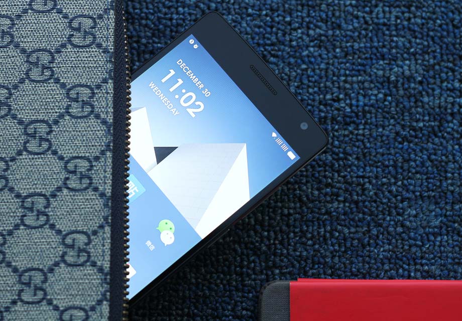 ��Ļ���棬һ��2�䱸5.5Ӣ��1080p IPS��Ļ����Ļ����������һ��ˮ׼��