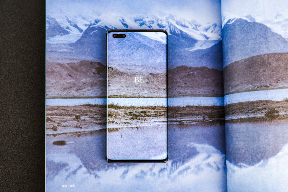 ��Ļ���棬��ΪMate40 Pro����6.67Ӣ������OLED����88�㳬����Ļ����ƣ���Ļˢ����Ϊ90Hz������240Hz���ز����ʣ����Ը����ֻ��������Ļ��Ӧ�ٶȡ�