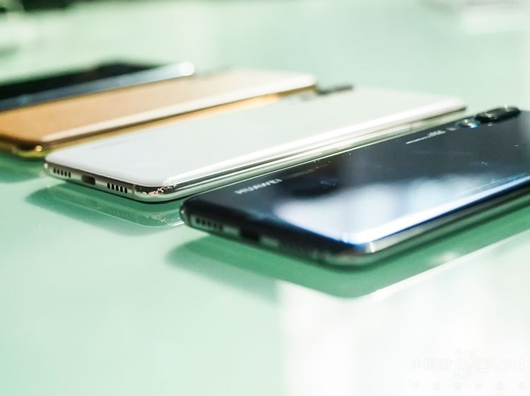 ������˵����ΪP20 Pro���뼫����������ⱴĸ������ɫ���ź�ɫ������ɫ�����У�����������ɫ�������������ڽ���Ϊ��У�����������չ�ѧ��Ĥ���������ֳ������㵹������ɫ�ʡ�